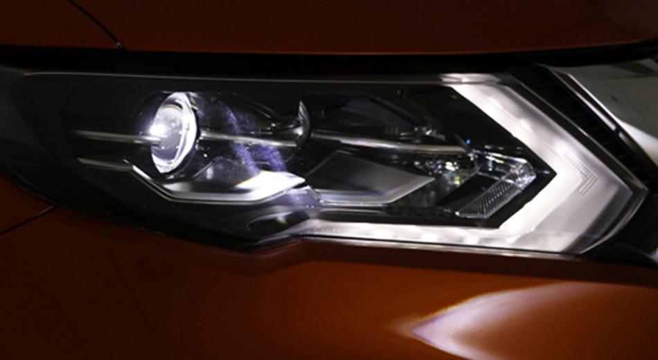 FEUX AVANT LED DISTINCTIFS-Vehicule Feature Image